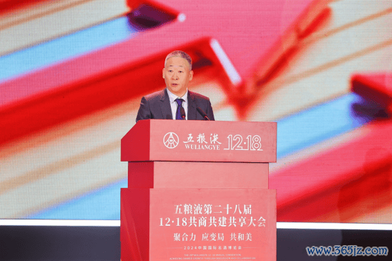 图为中国酒业协会理事长宋书玉