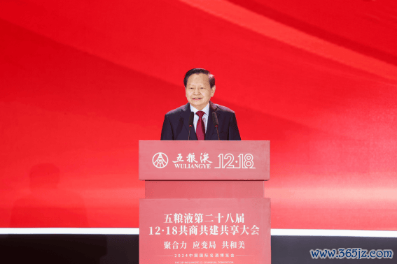 图为中国轻工业聚首会会长、党委秘书张崇和